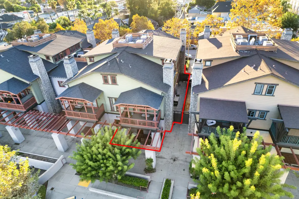 Aerial close-up with the home outlined in red